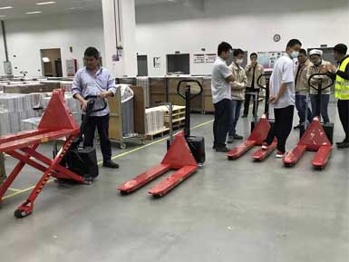 電動高升程搬運車交付使用，感謝廠家羅總親自跟客戶講解操作方法！